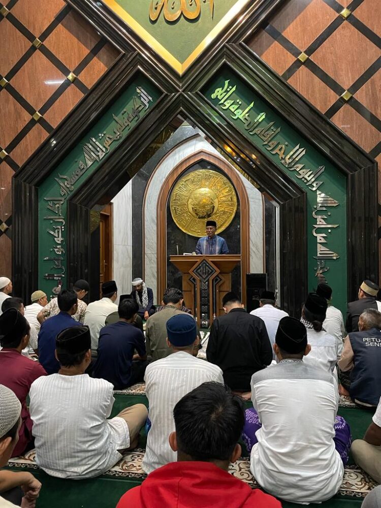 Bupati Herdiat Shalat Tarawih Pertama di Masjid Agung Ciamis