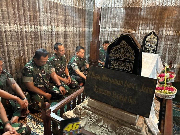 Jenderal Dudung Ziarah ke Makam Sunan Giri dan Jadi Imam Salat Magrib di Masjid Syekh Maulana Malik Ibrahim