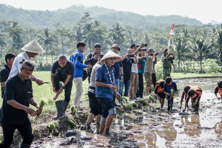 Kenalkan Bertani Sejak Usia Dini, Bupati Ciamis Apresiasi Inovasi Anjani Merakit Gamis