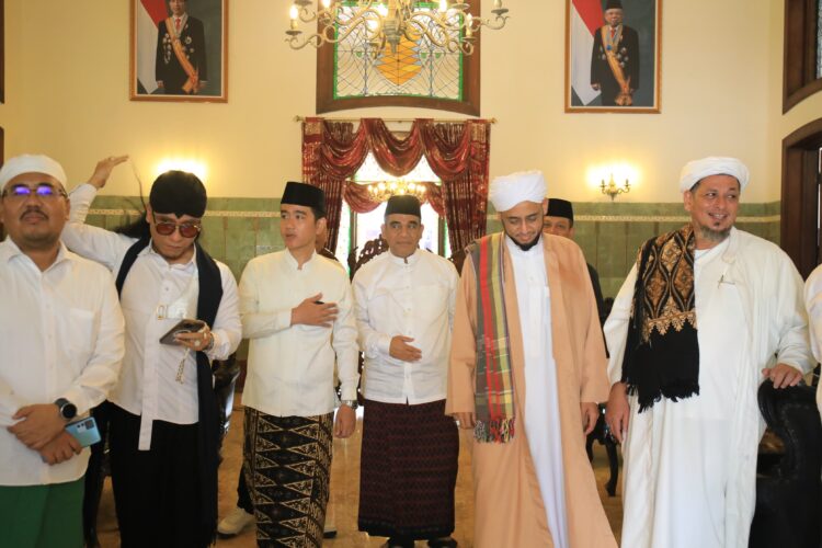 Gibran, Muzani, hingga Gus Miftah Hadir Bersama di Haul Habib Solo